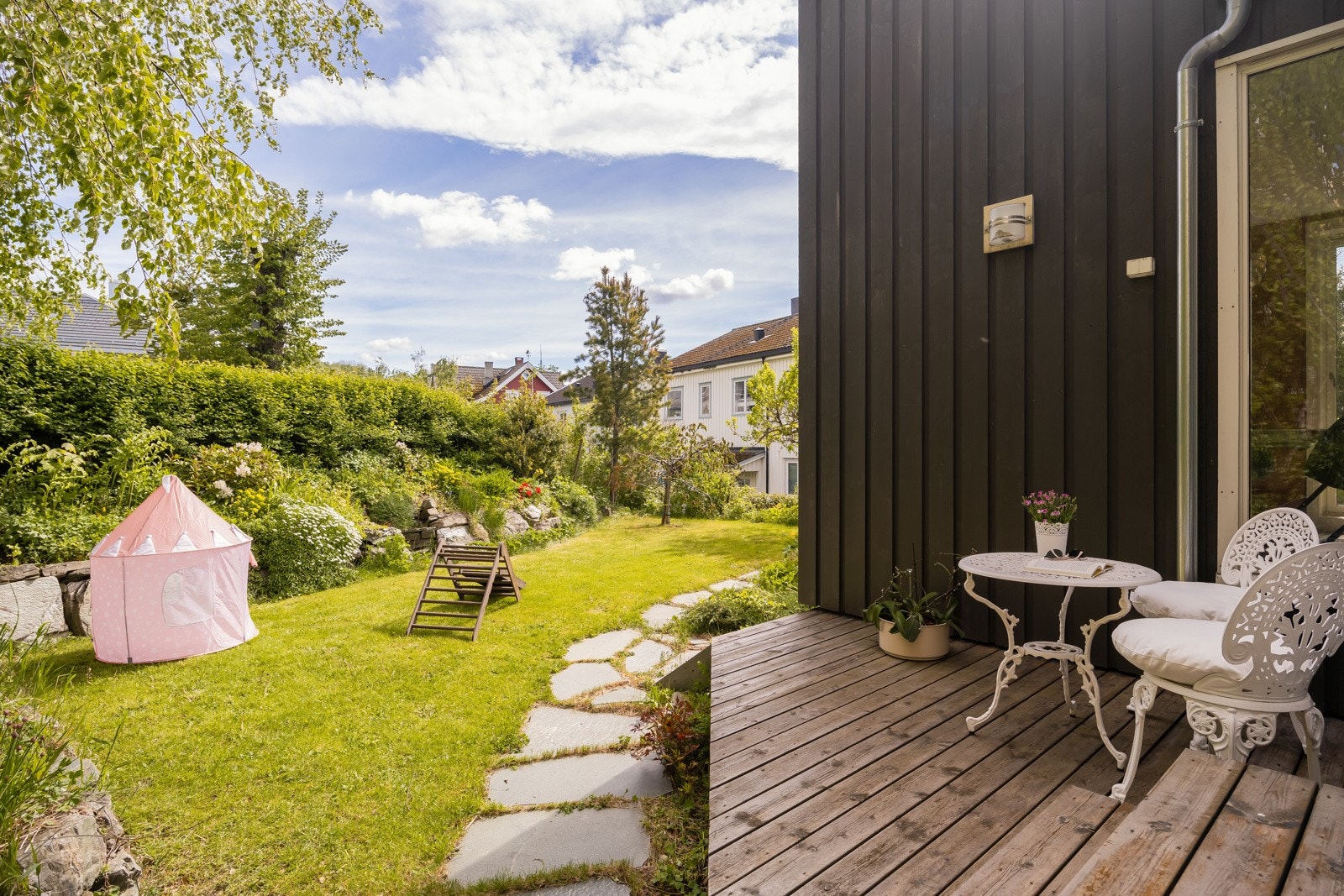 Direkte utgang til hagen fra terrassedør på kjøkkenet. Hagen strekker seg rundt sør- og vestsida av huset, og gir utmerkede solforhold fra soloppgang til solnedgang. Galleribilde