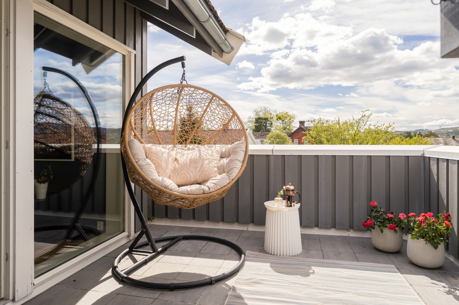 Takterrassen mot nordvest byr sol fra ca. midt på dagen og frem til solnedgang. Galleribilde