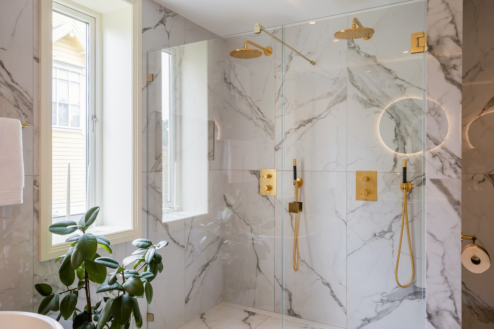 Nydelig dusjnisje med dobbel regndusj, integrert armatur og glassdører. Galleribilde