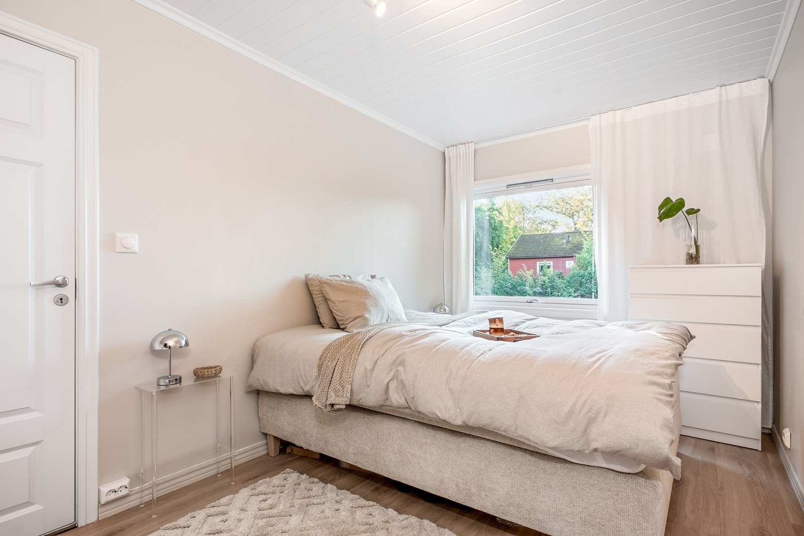 Soverommet er lunt og lyst med god plass til dobbeltseng og utsyn mot grønne omgivelser. Galleribilde