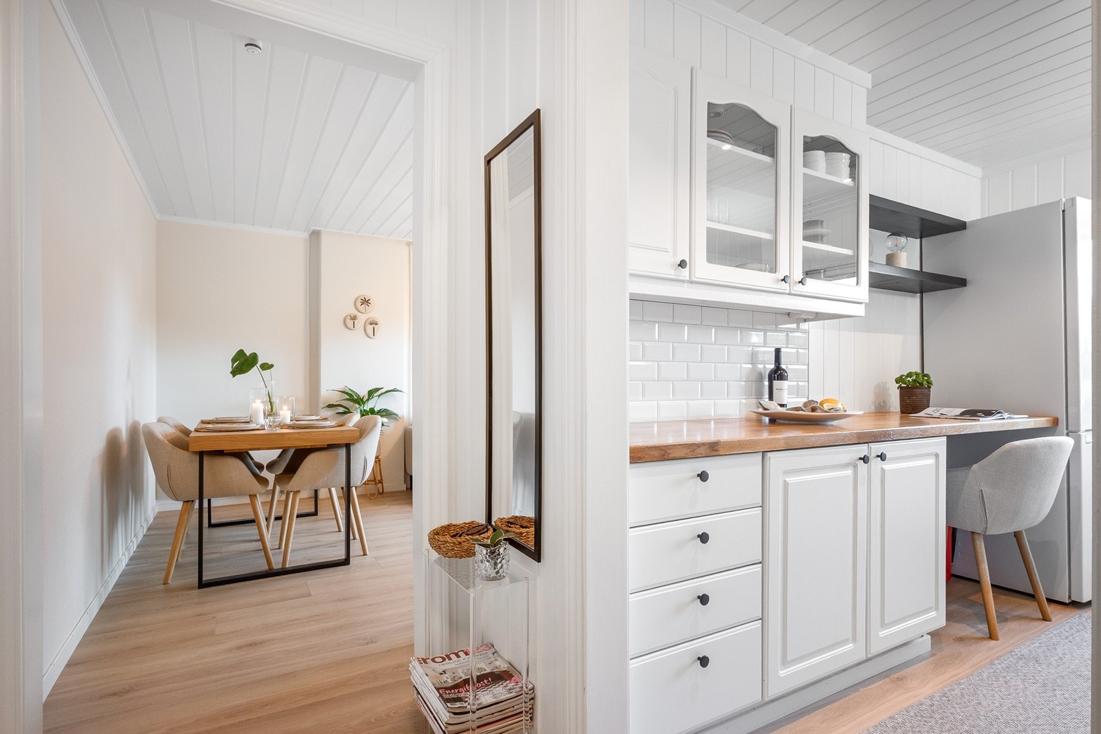 Det klassiske kjøkkenet ligger i eget rom med praktisk tilknytning til både stuen og inngangspartiet. Galleribilde