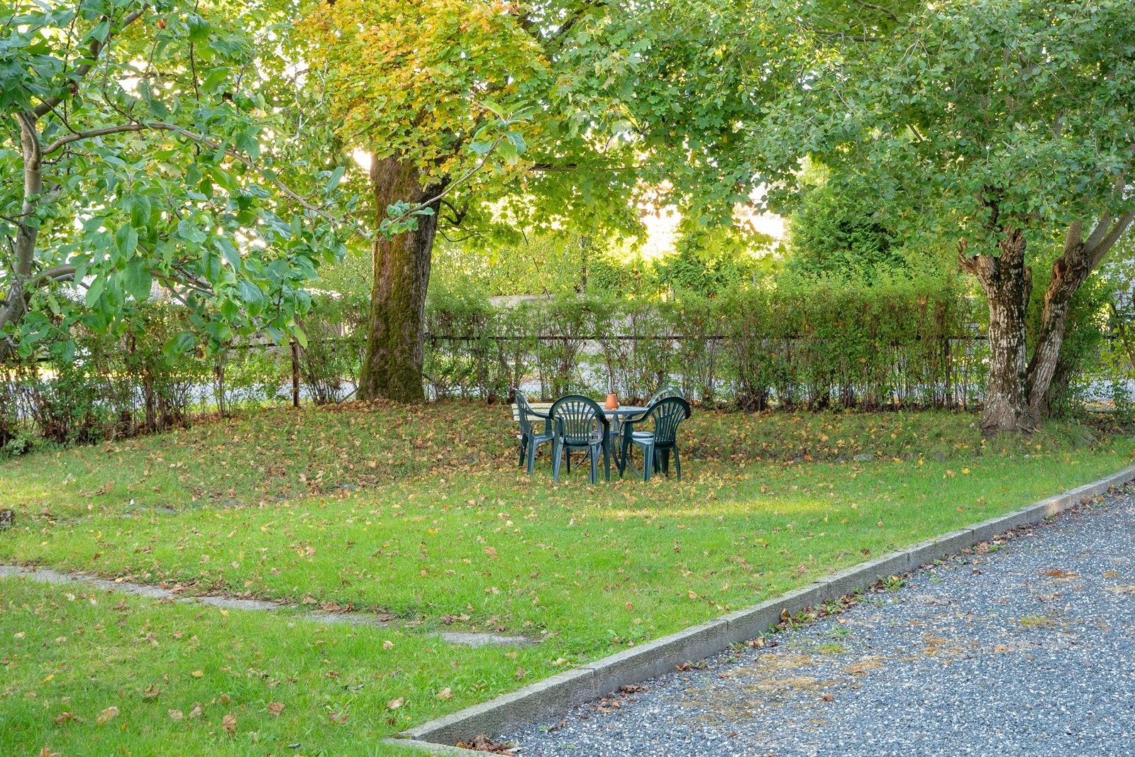 Her blir du møtt av en velstelt hage med plen, sittegruppe og gode solforhold som skaper en hyggelig ramme rundt boligen. Galleribilde