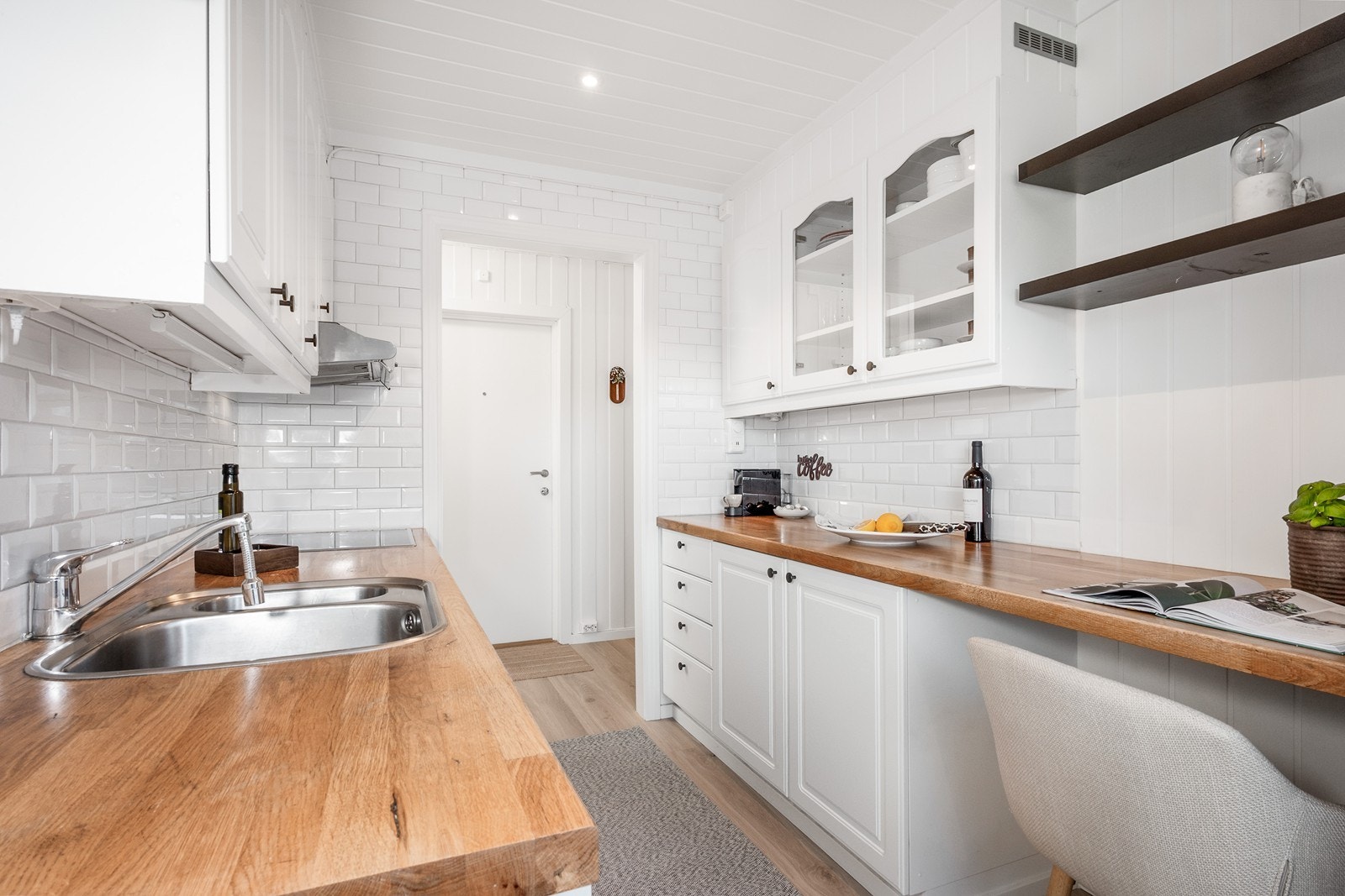 Kjøkkenbenken ble nylig pusset, oljet og fuget på nytt. Platetopp er integrert. Galleribilde