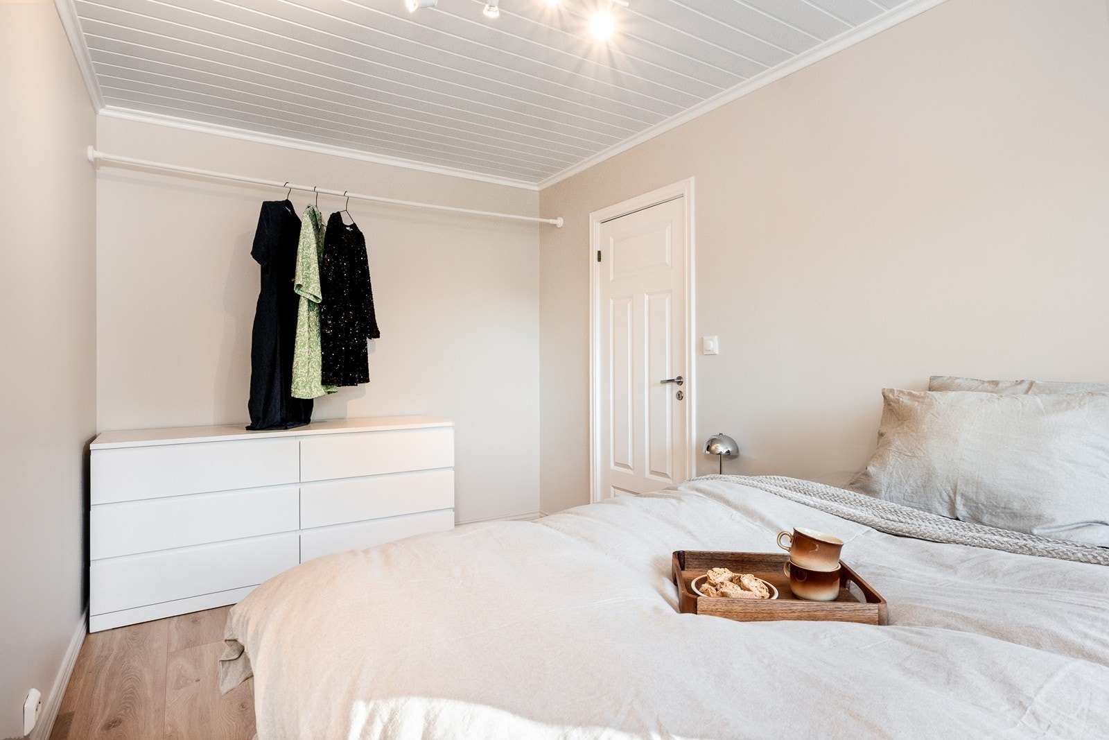 Lyse vegger gir et luftig preg, og rommet har god plass til garderobeskap. Galleribilde