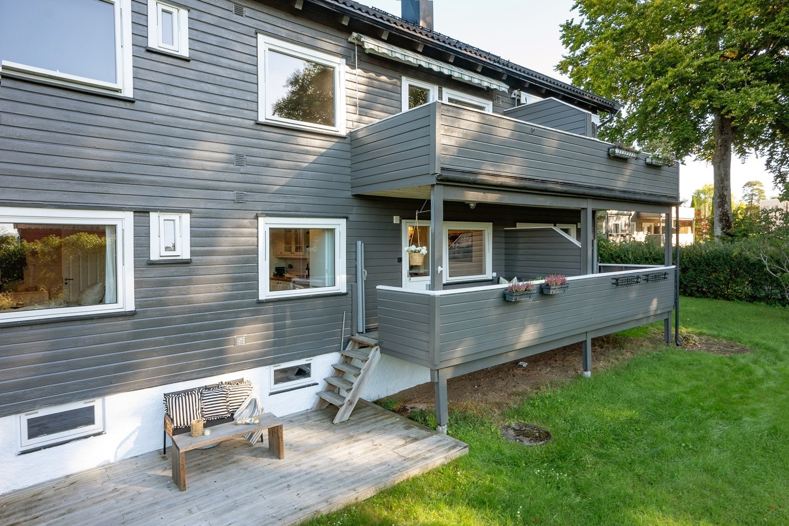 Trapp ned fører videre til terrassen på 13 kvm. Her kan du nye solen fra morgen til sen ettermiddag. Galleribilde