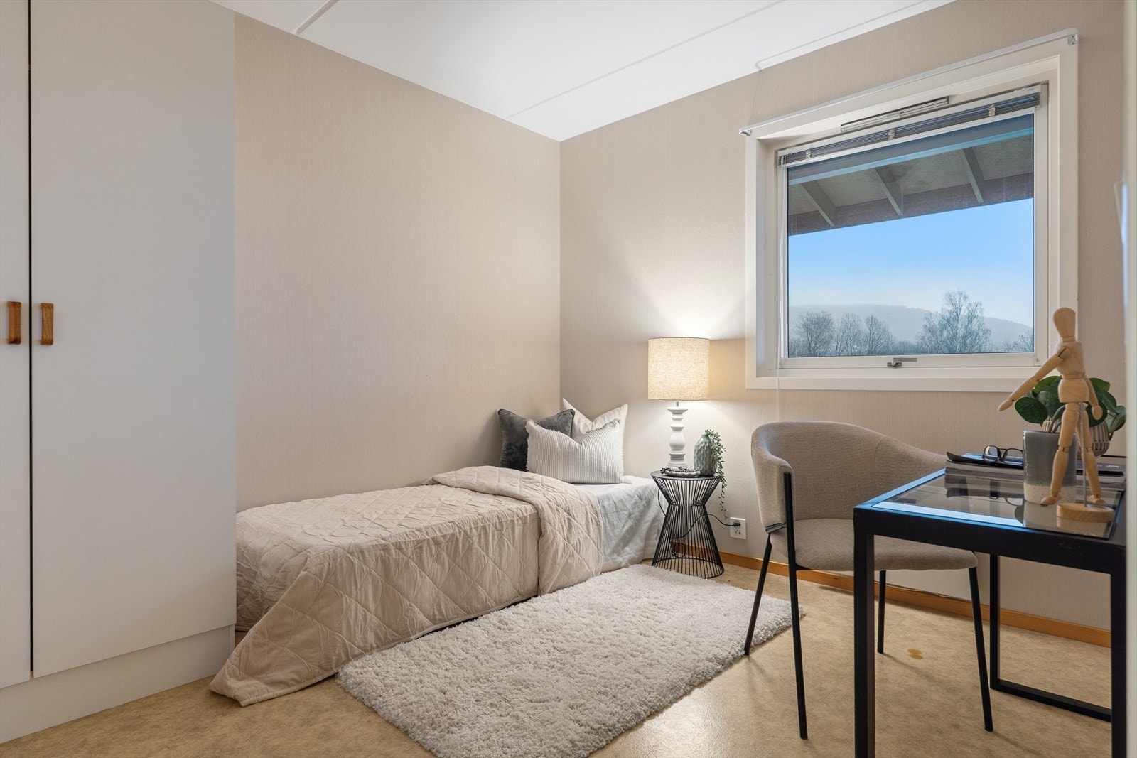 Soverom 2 er også av god størrelse og passer fint som et barnerom, gjesterom, kontor eller etter eget ønske og behov. Begge soverommene er utstyrt med garderobeskap. Galleribilde