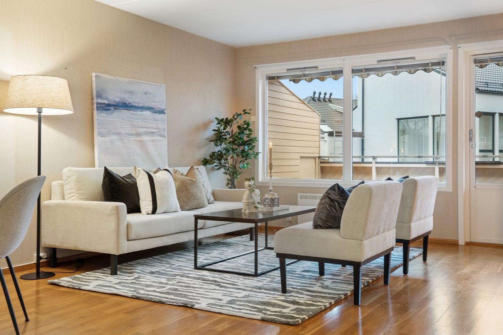 Velholdt og fin toppleilighet (3. etasje) beliggende sentralt i Lierbyen. Galleribilde