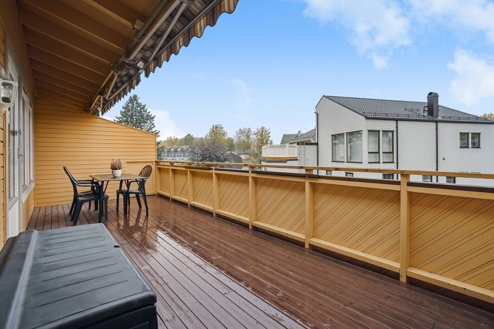 Balkongen vender ut mot rolige omgivelser. Galleribilde