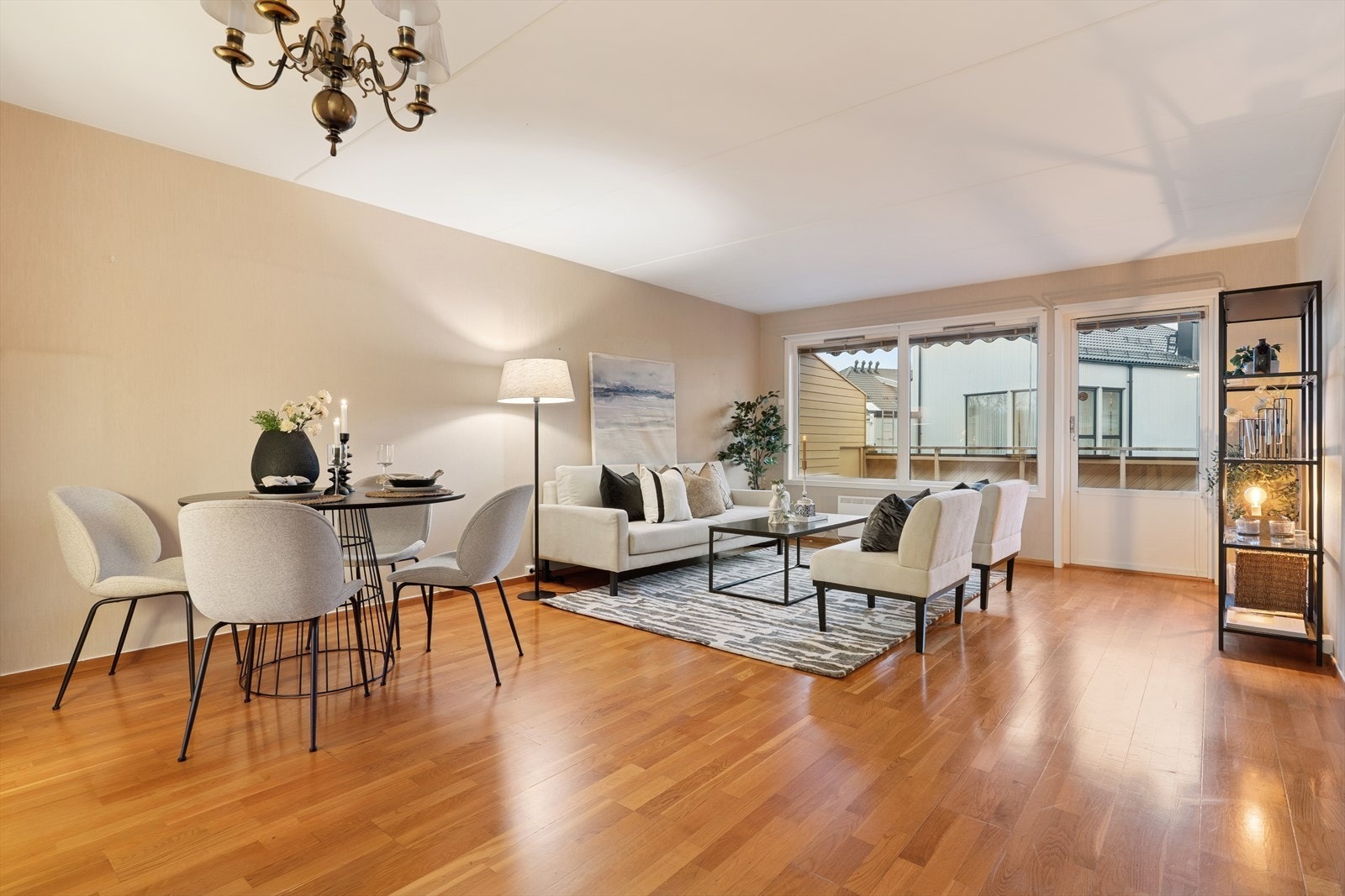 Stuen oppleves som boligens sosiale samlingspunkt med plass til både sofagruppe og spisegruppe. Galleribilde