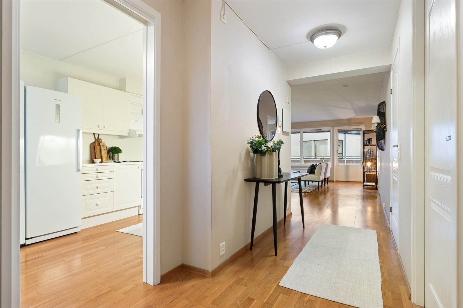 Man ønskes velkommen inn i en lys entré. Her er det skyvedørsgarderobe med plass til yttertøy og sko. Galleribilde