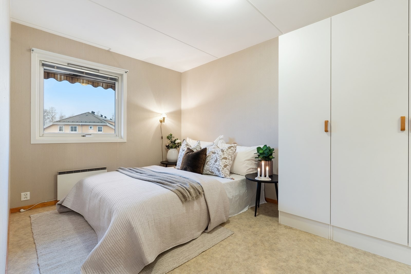 Leiligheten har to gode soverom. Hovedsoverommet er av god størrelse med plass til dobbeltseng og tilhørende nattbord. Galleribilde