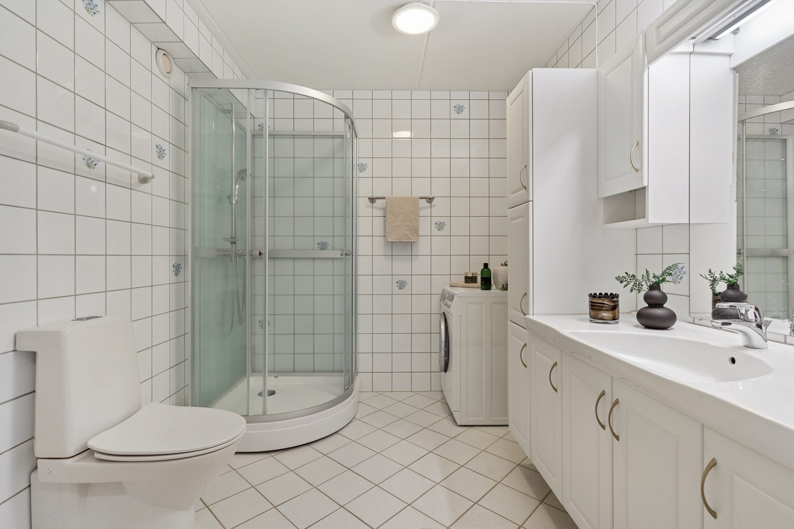 Baderommet har lyse, flislagte overflater med elektriske varmekabler i gulvet. Galleribilde