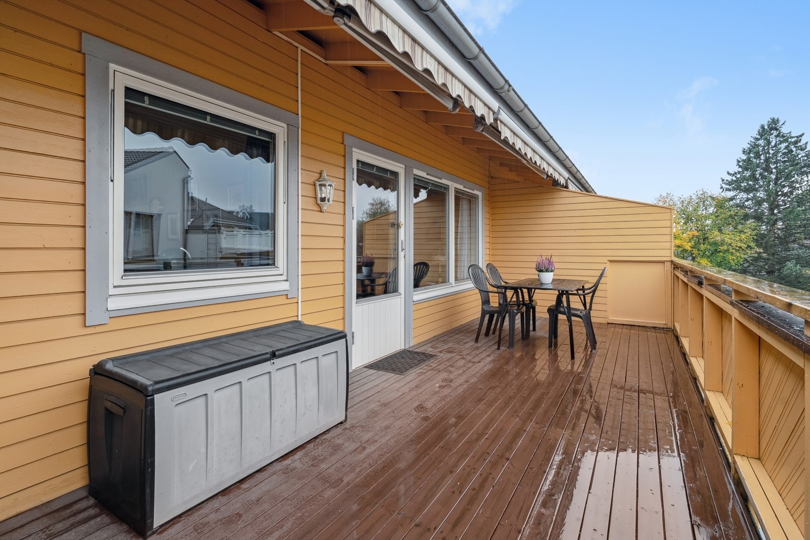 Her kan man nyte lange sommerkvelder. Ønsker man skygge, kan man trekke ut markisen. Galleribilde