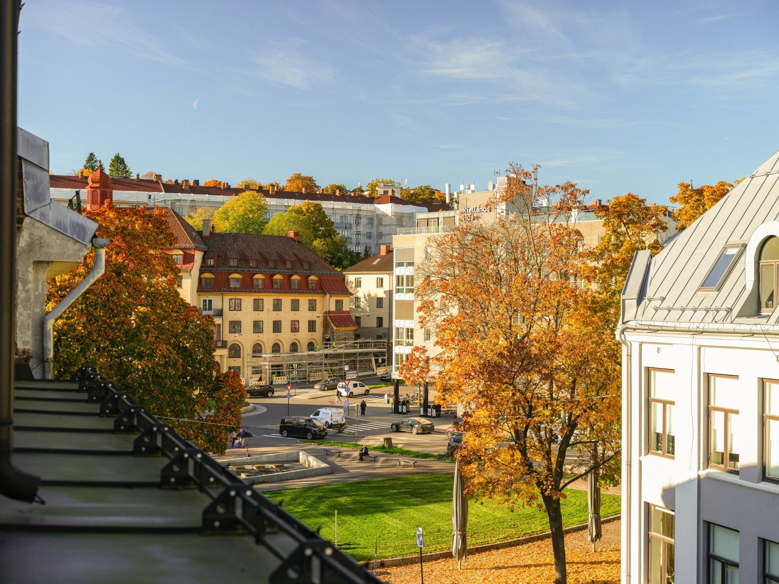 Her bor du høyt og fritt med hyggelig utsyn mot parken på Kiellands plass. Galleribilde