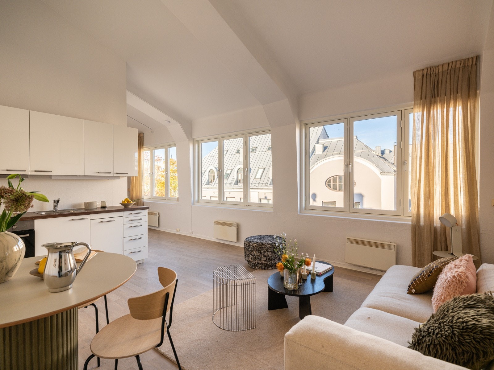 Beliggenheten i byggets toppetasje med flere store vinduer på rad og rekke sørger for rikelig med naturlig lys, samtidig som det er minimalt med innsyn. Galleribilde