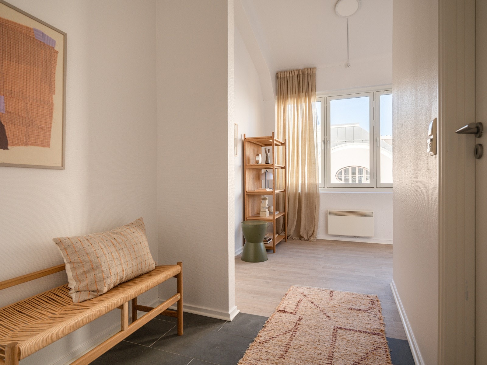 Når du entrer leiligheten, kommer du inn i en lys og praktisk entré med flislagt gulv. Galleribilde