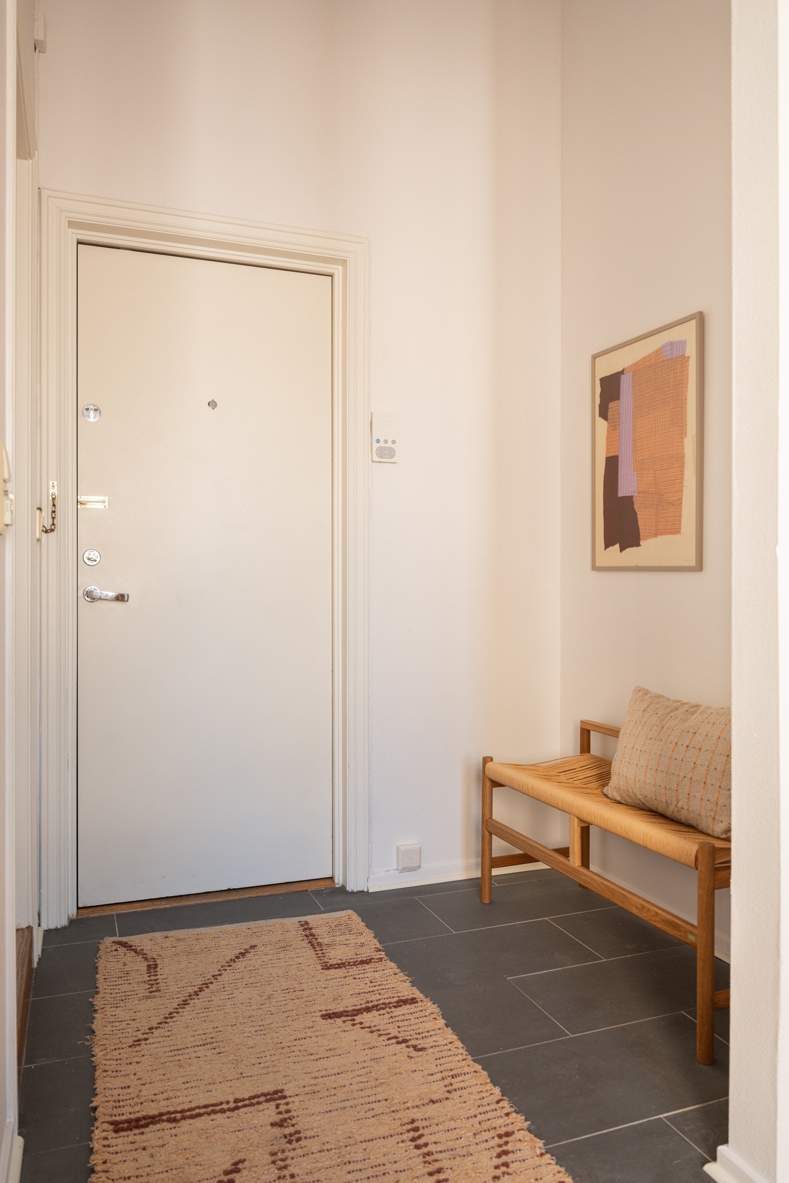 Du tar deg opp til leiligheten i byggets toppetasje (5. etasje) via felles trapperom med heis. Galleribilde