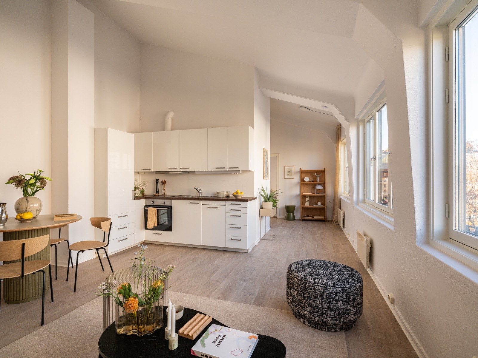 I stuen har du plass til både sofagruppe med salongbord, et spisebord og annet ønskelig møblement innover mot soverommet. Galleribilde