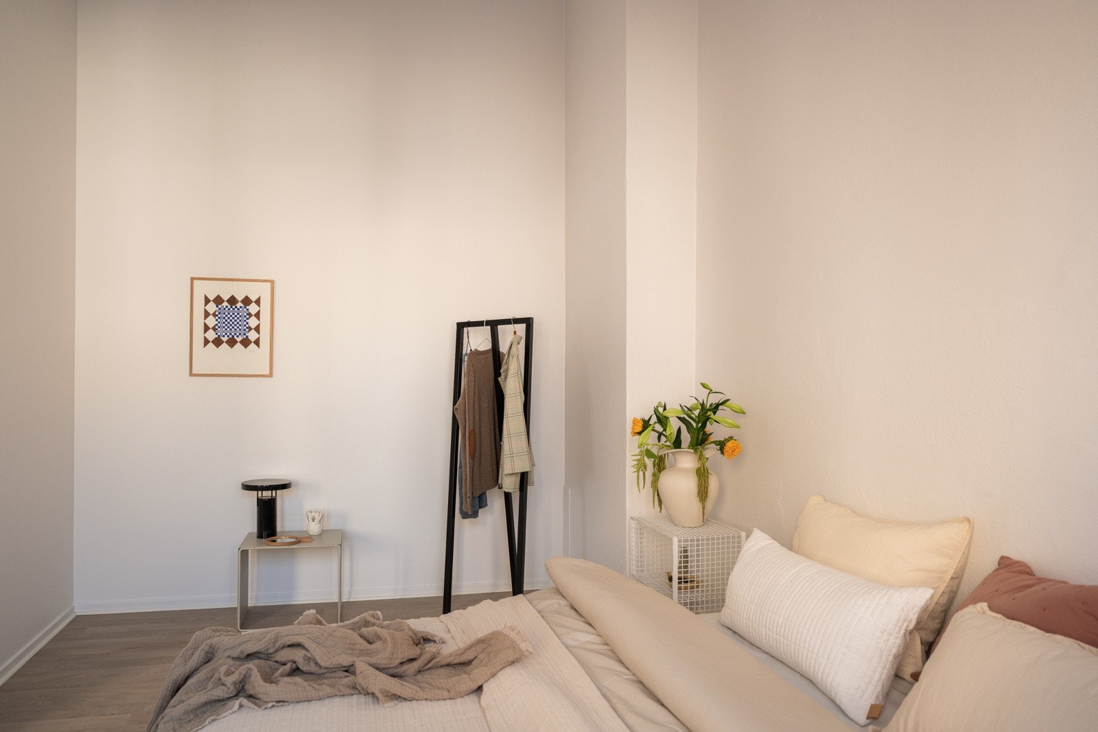 På soverommet er det god plass til dobbeltseng med tilhørende nattbord, samt en kontorpult eller kommoder. Det er også naturlig plass til garderobe. Galleribilde
