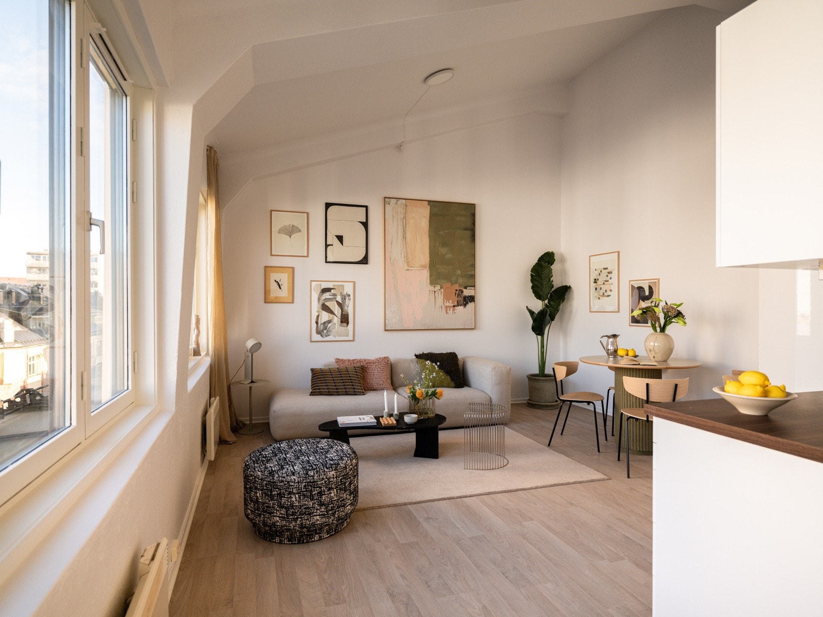 Leiligheten som ligger i byggets toppetasje (5. etasje med heis), har flere store vinduer på rad og rekke, og ekstra god takhøyde. Galleribilde