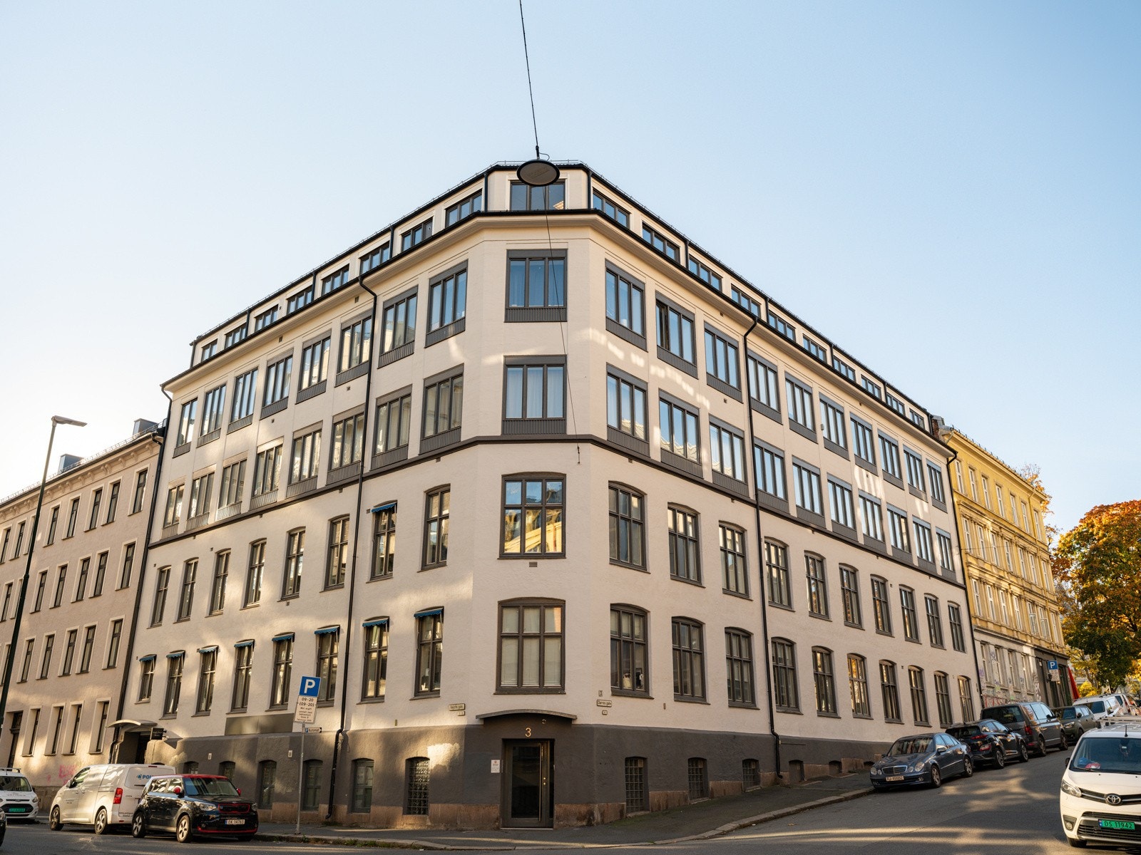 Leiligheten har en urban og sentral beliggenhet på populære Alexander Kiellands plass - et pulserende knutepunkt mellom Grünerløkka og St. Hanshaugen. Her har du kort gangavstand til alt av fasiliteter, restauranter og flotte grønne områder. Galleribilde