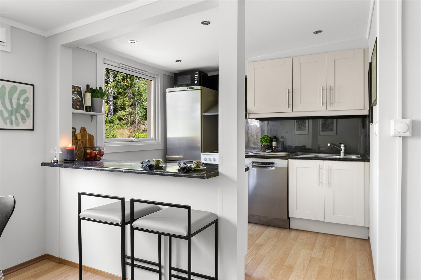 Den åpne kjøkkenløsningen gir en luftig romfølelse og gjør det enkelt å være sosial mens du lager mat. Galleribilde