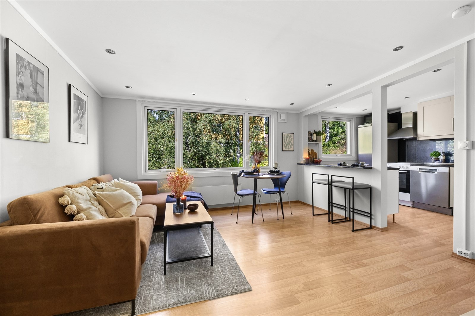 Stuen har himlinger med malte plater og innfelte downlights. Galleribilde