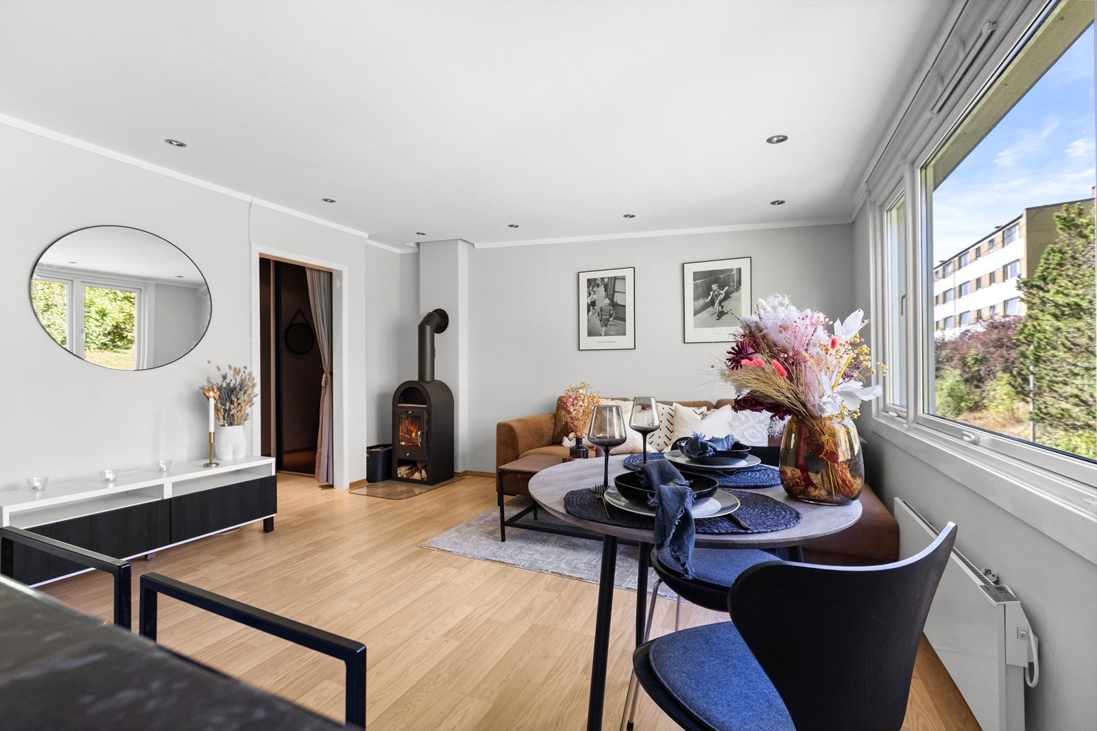 Parkettgulvet og de malte tapetvegger gir en varm og innbydende atmosfære. Galleribilde