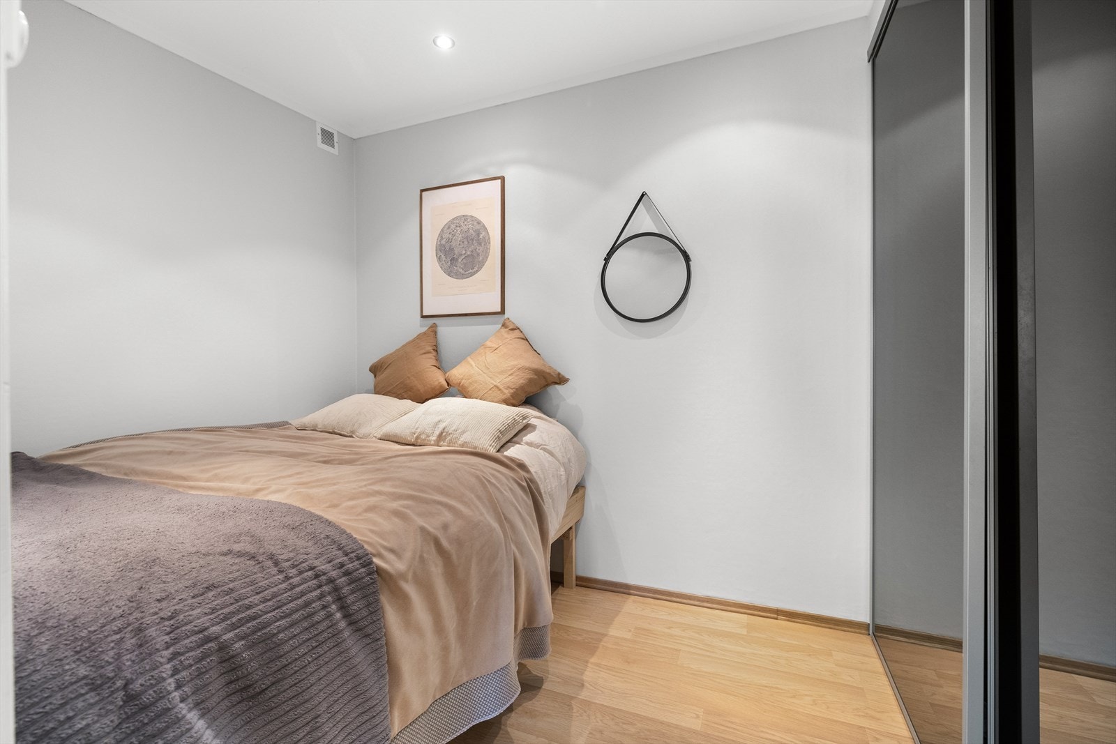 I stuen finner du en praktisk og skjermet sovealkove som enkelt kan møbleres med seng. Her får du både garderobeskap og vegghengte skap over sengen, noe som gir gode oppbevaringsmuligheter og en smart utnyttelse av plassen. Galleribilde