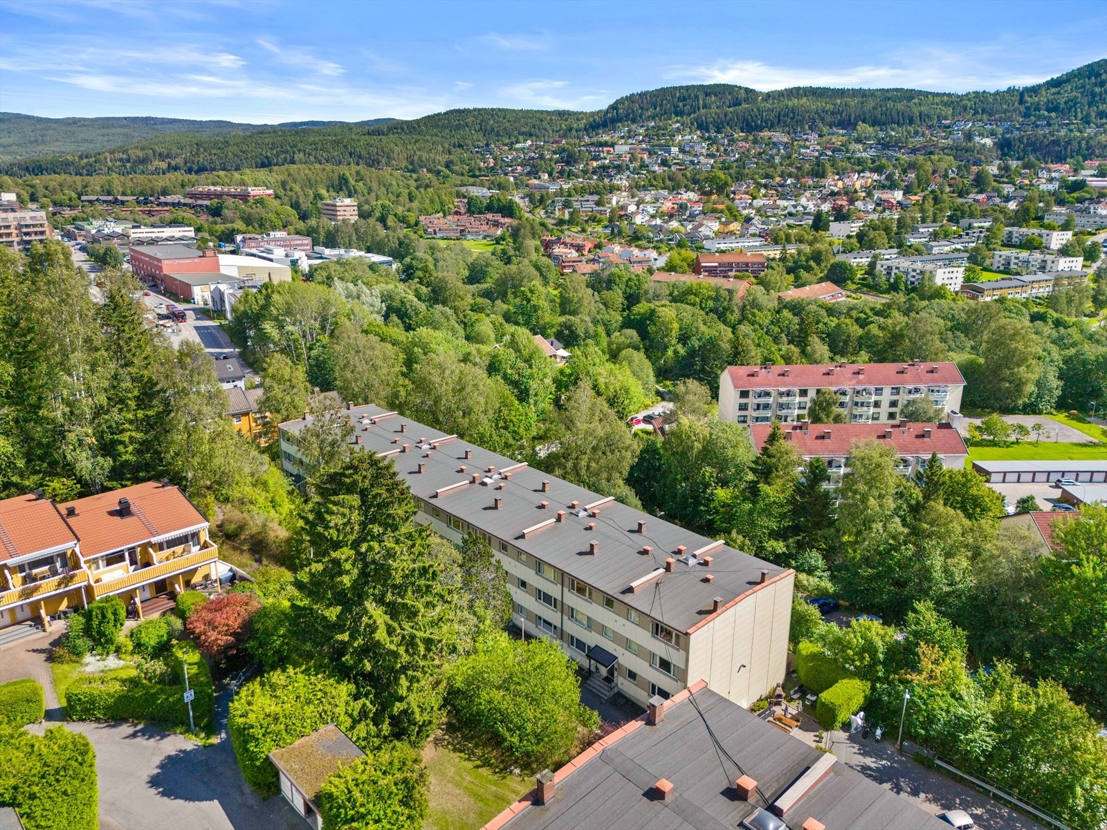 Det er kort vei til både skog, vann og mark, med gode muligheter for rekreasjon året rundt - enten du liker fotturer, sykling, bading eller langrenn i oppkjørte løyper Galleribilde