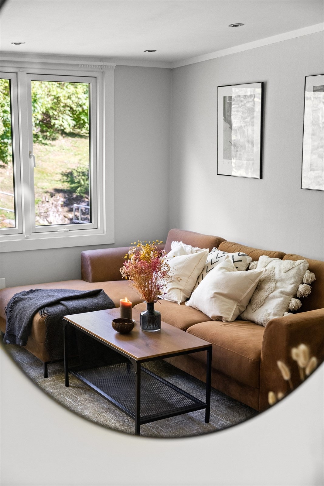 Et glimt av sofakroken - gjenspeilet ro og komfort. Galleribilde