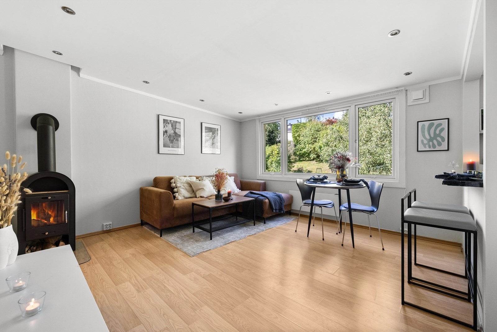 Stuen fremstår lys og luftig, med store vindusflater som gir godt naturlig lysinnslipp. Galleribilde