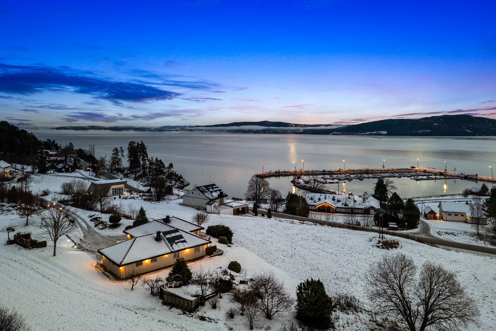 Stilfull teglsteinsbolig med gjennomført arkitektur og stil. Galleribilde
