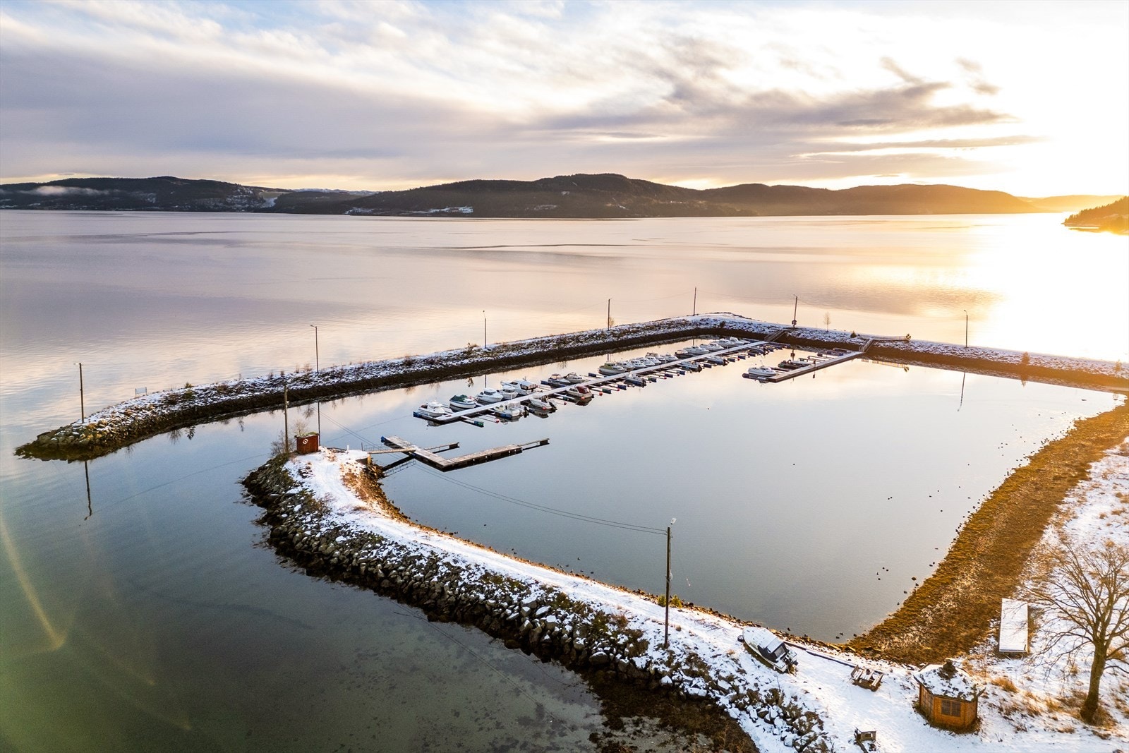 Kun en spasertur unna ligger småbåthavna Galleribilde