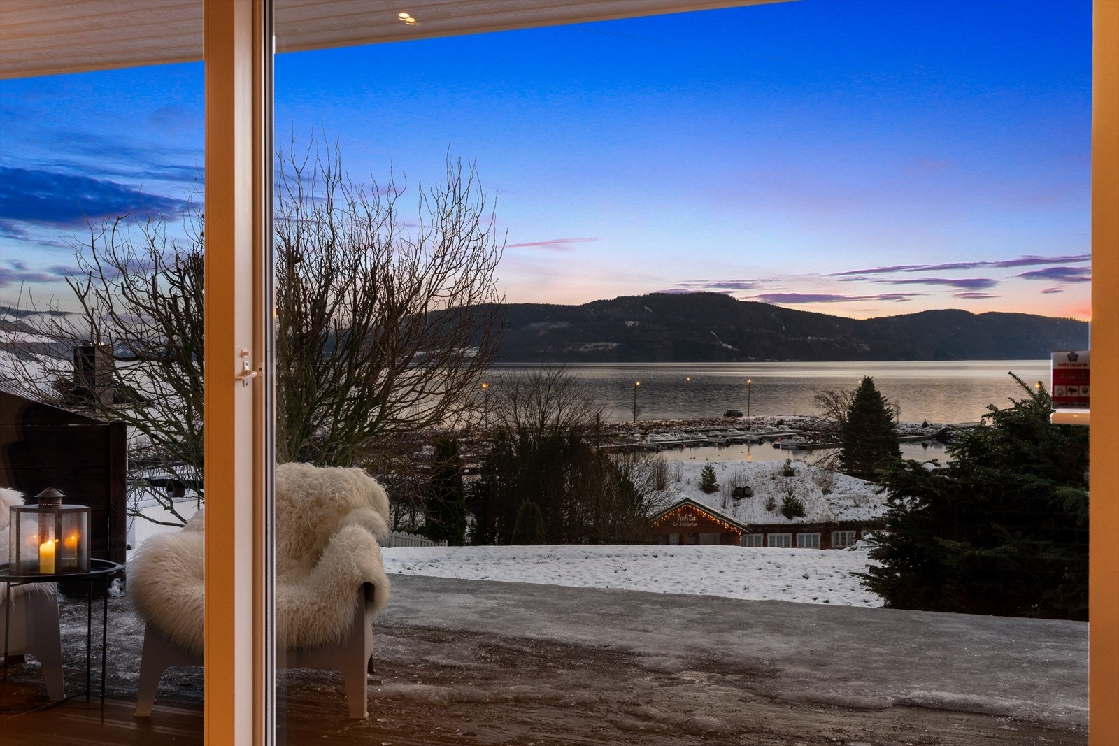 Stor skyvedør - terrassen fungerer som en forlengelse av stuen på sommerhalvåret Galleribilde