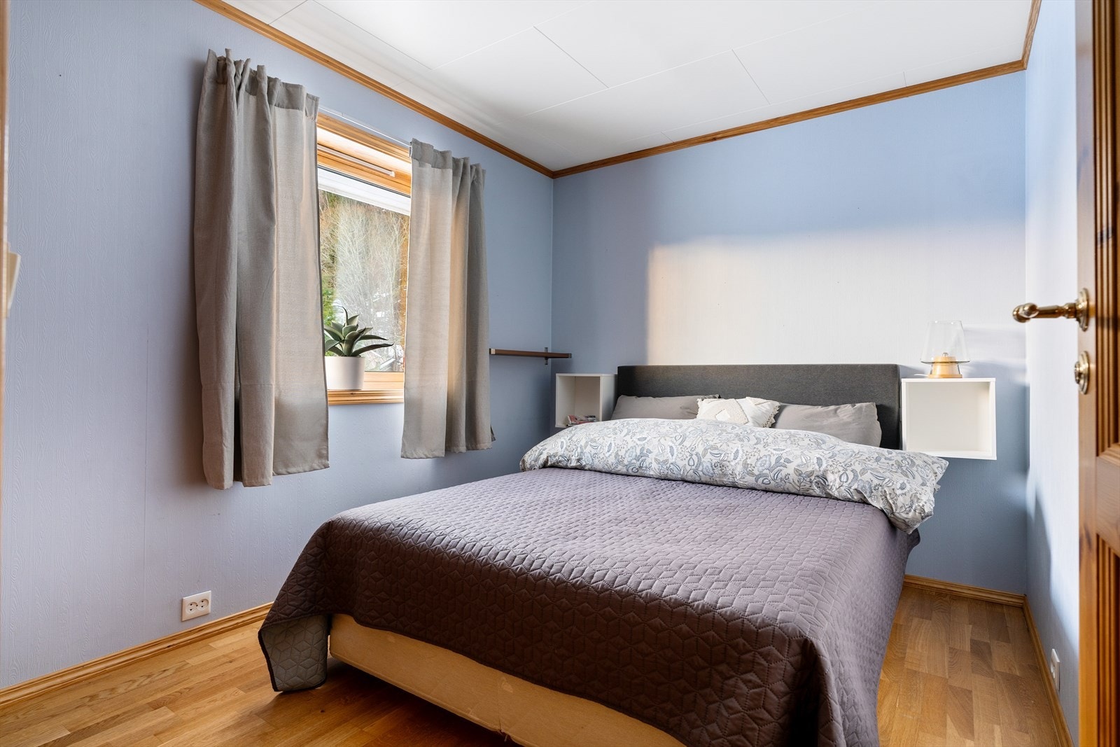 Det er fire soverom i huset, der alle er romslige med god plass til garderobe og seng. Galleribilde