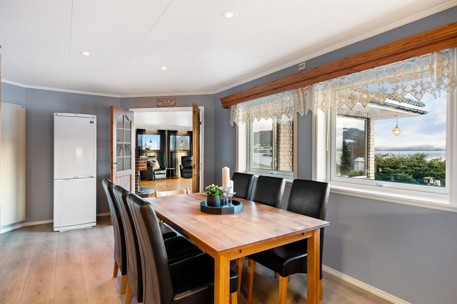 Det er god plass til stor spisegruppe på kjøkkenet Galleribilde