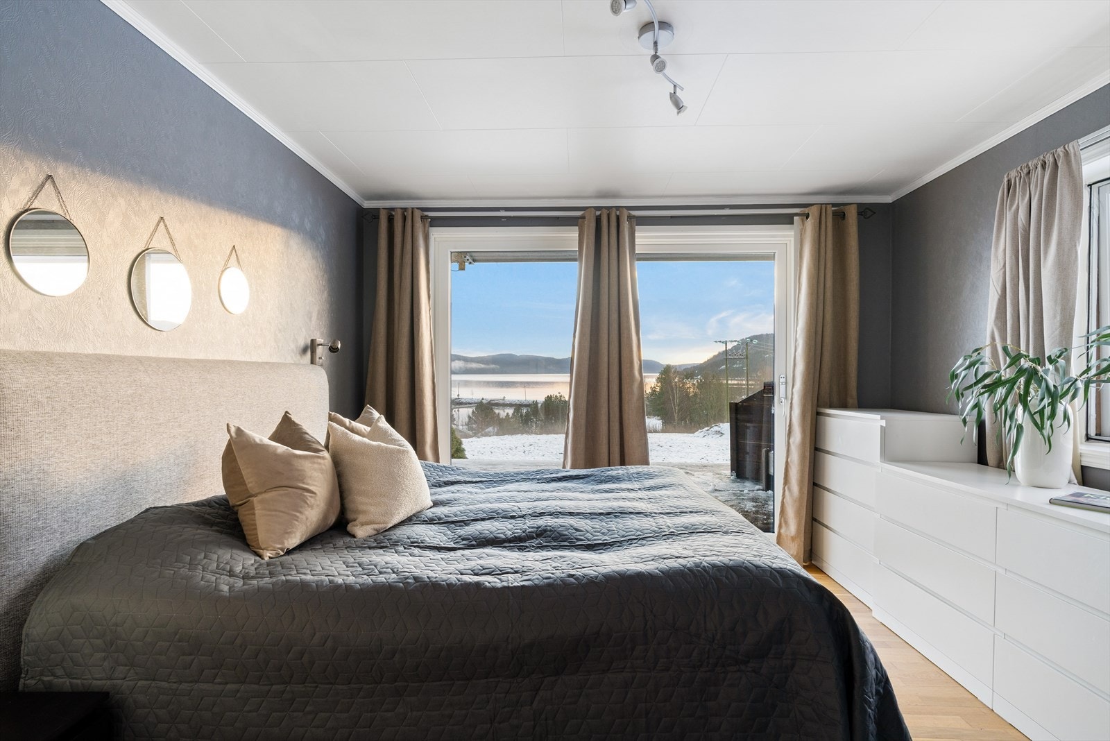 Hovedsoverommet byr på romslighet, utsikt og en behagelig atmosfære. Galleribilde
