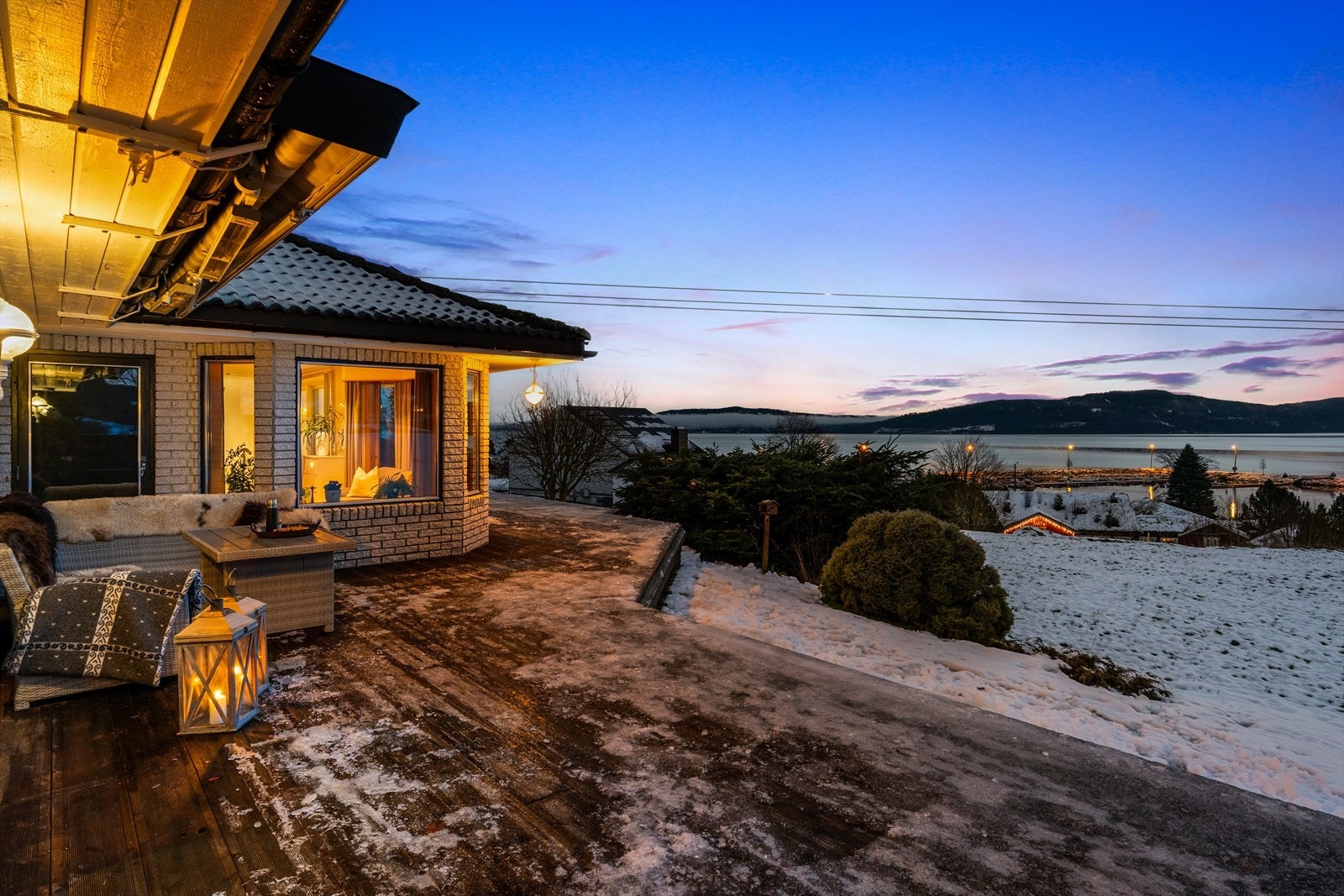 Fra terrassen vil man ha fantastisk utsikt utover fjorden og småbåthavna. Galleribilde