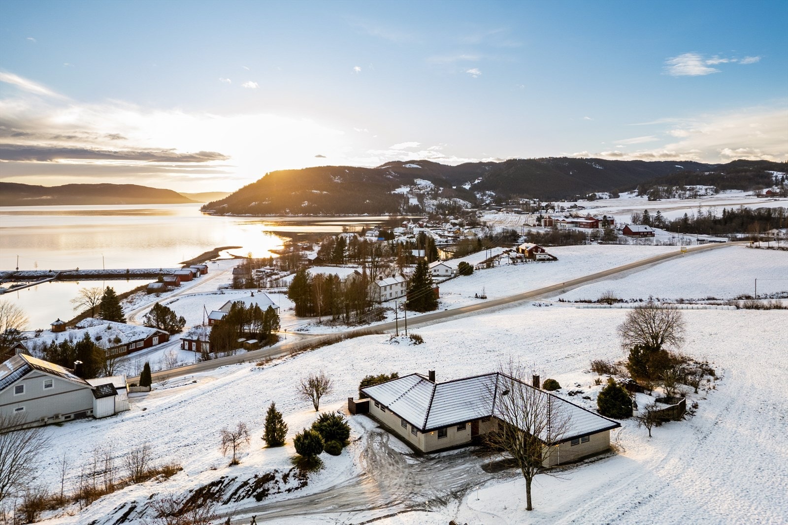 En sjeldent stor tomt på 2 862 m² med gode uteplasser, skjermede soner og opparbeidet grøntområde. Galleribilde