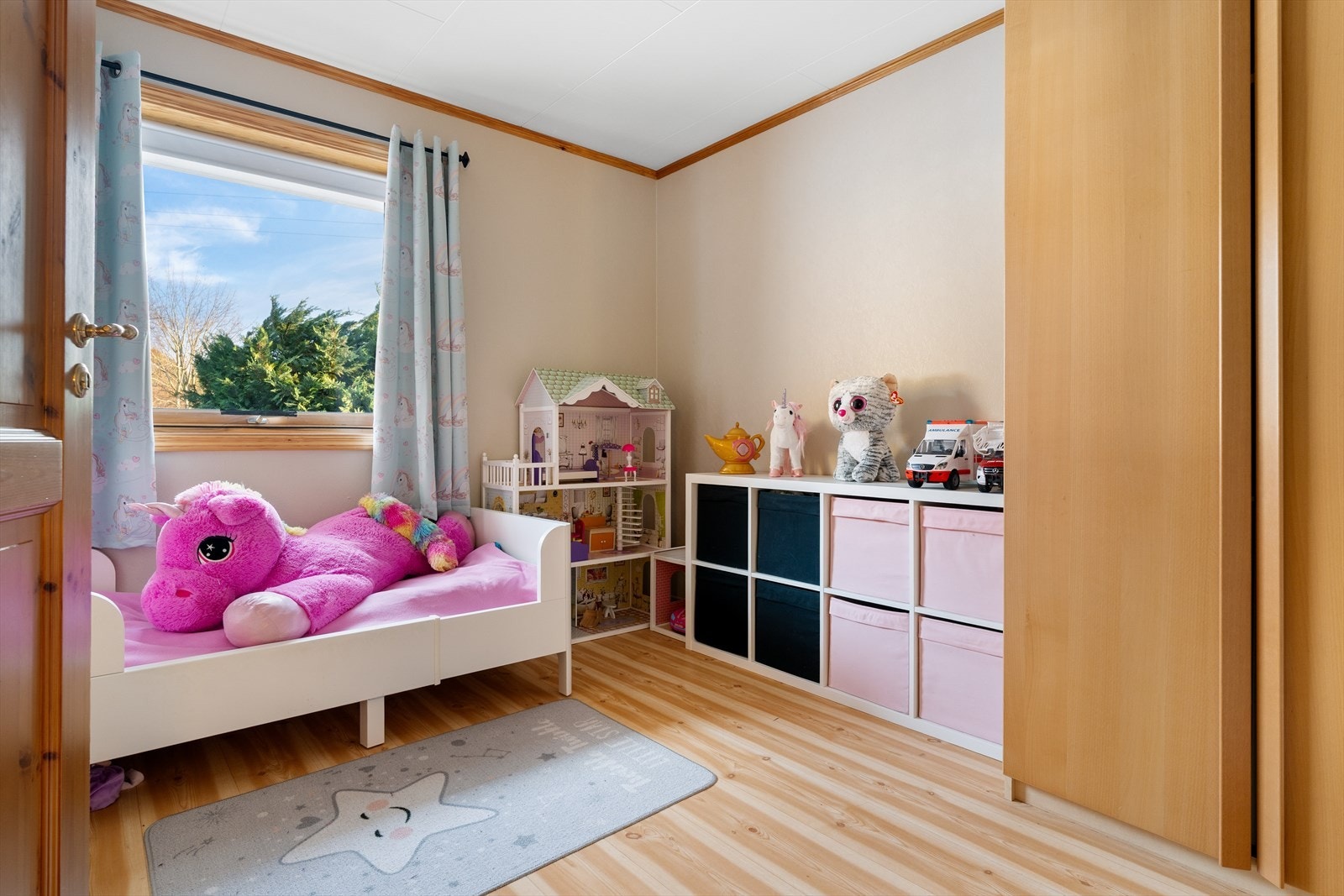 Pent innredet soverom med god plass til både seng og oppbevaring. Galleribilde