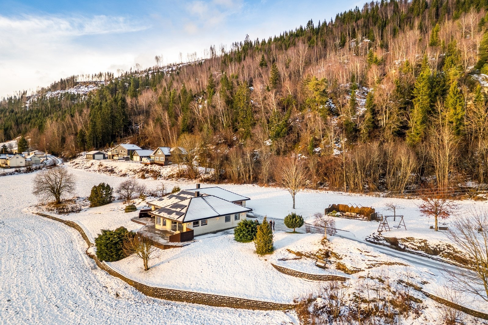 Tomten er opparbeidet med fine grøntområder, plommetre, kirsebærtre og morelltre. Galleribilde