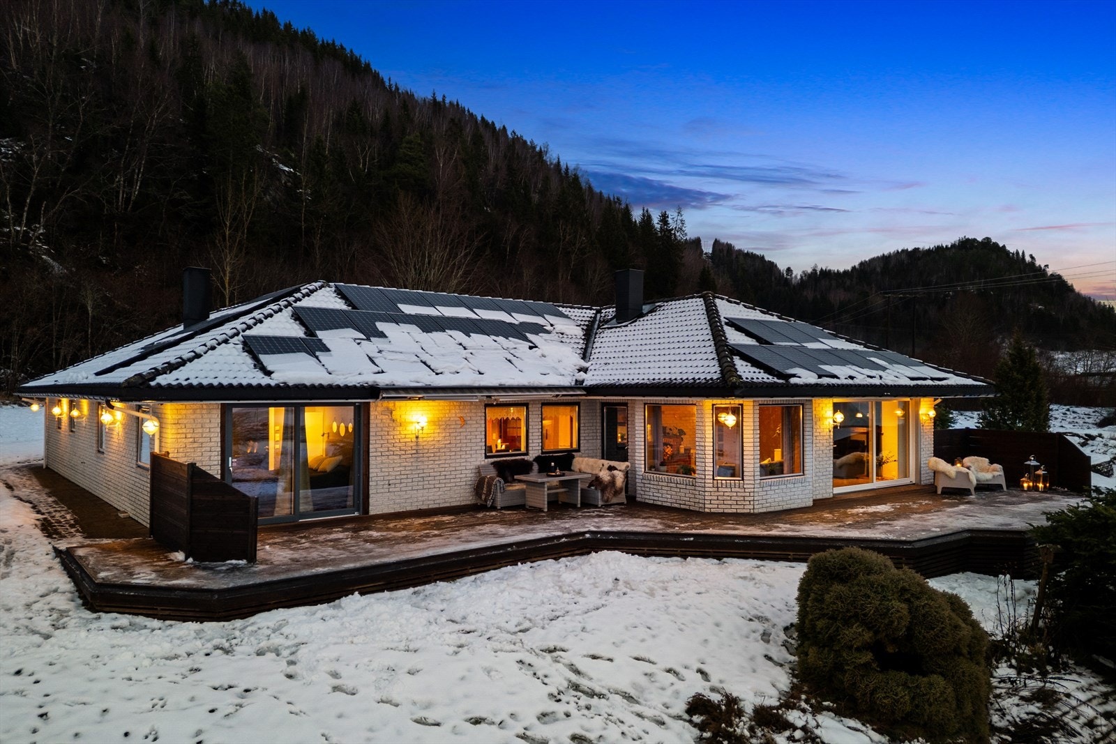 Fra boligens flere uteplasser har du nydelig utsikt og kan følge solgangen gjennom store deler av dagen. Galleribilde