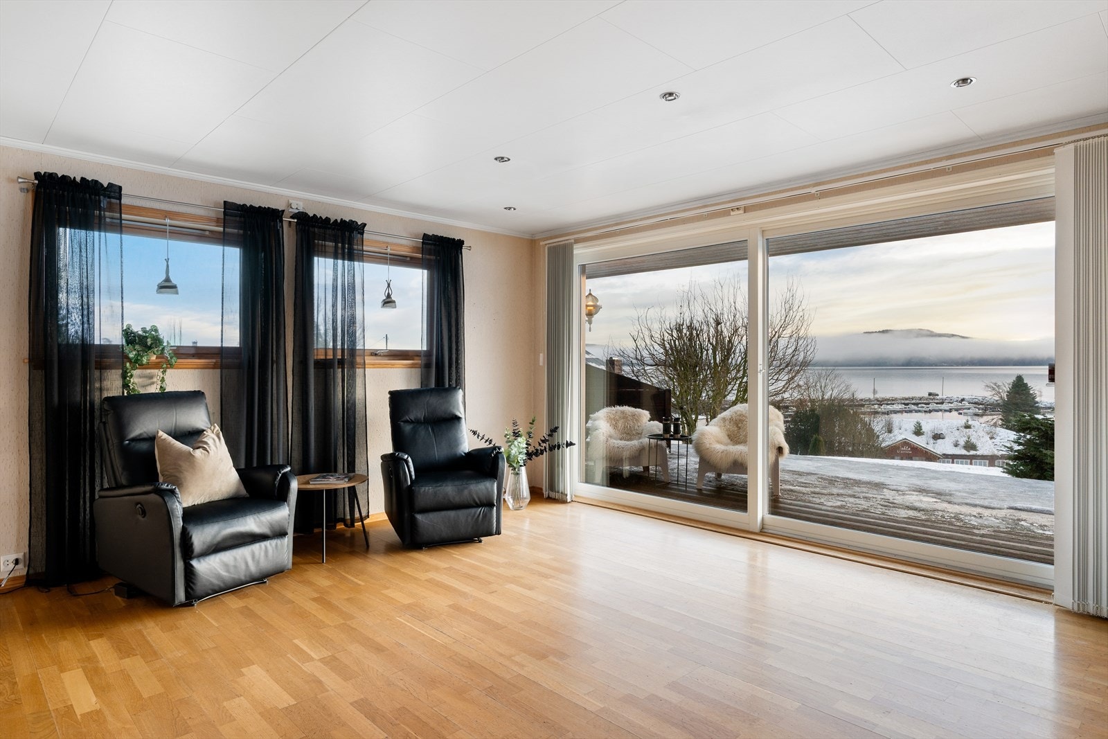 Gulvvarme i samtlige rom sikrer komfort året rundt og et jevnt, behagelig inneklima. Galleribilde