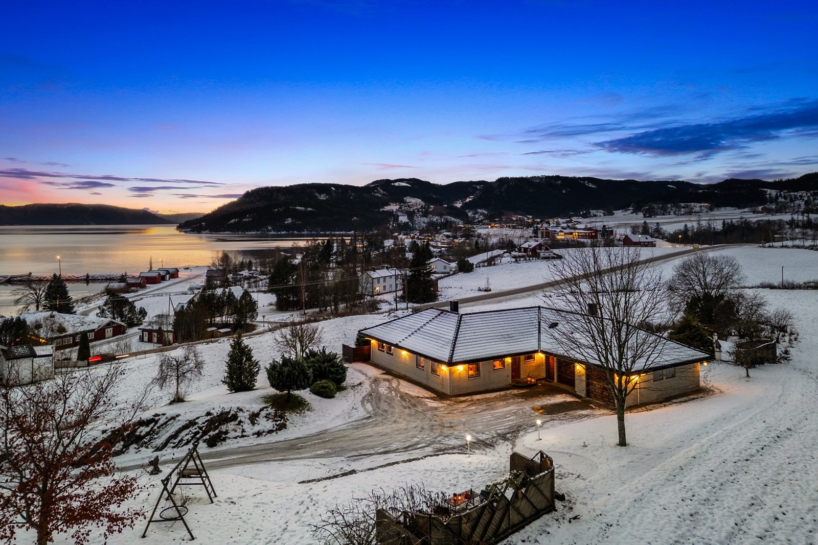 Aktiv Eiendomsmegling v/ Hallvard Fjone har gleden av å presentere Litj-Grandevegen 6 - en særdeles attraktiv enebolig med panoramautsikt utover fjorden. Foto: Grattis foto (Max Stenberg) Galleribilde