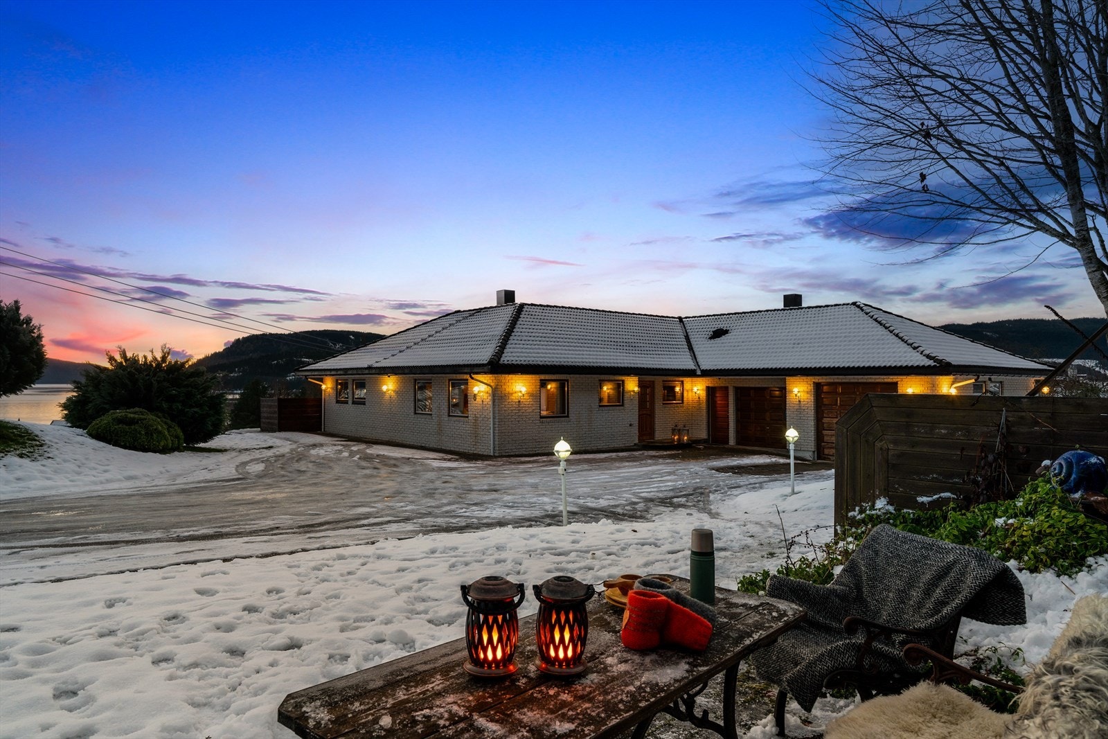 Steinlagt gårdsrom på ca. 350m2 med Herregårdssten og innkjøring som understreker eiendommens solide og velholdte helhet. Galleribilde