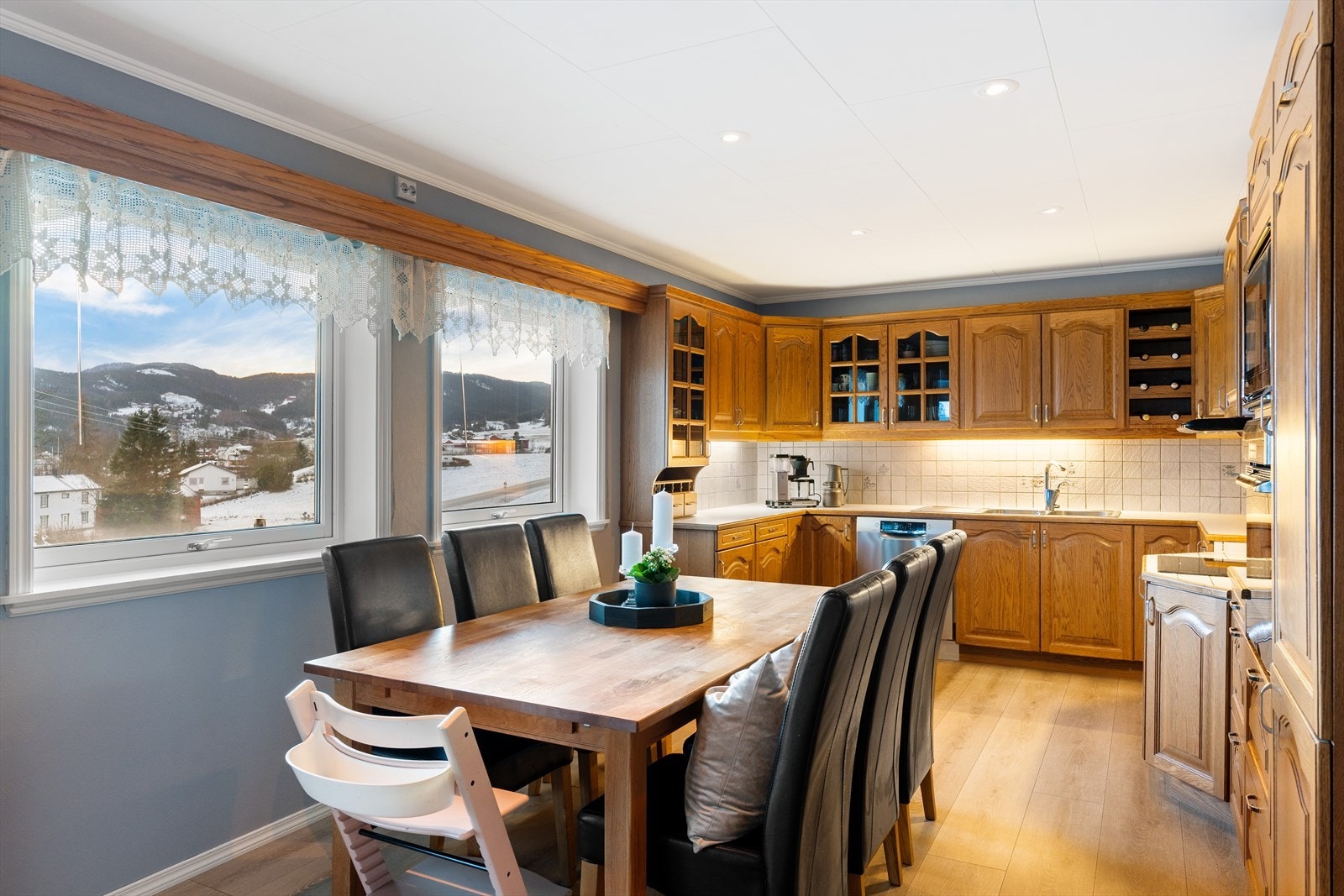 Heltre kjøkken hvor man får godt med skap- og benkeplass Galleribilde