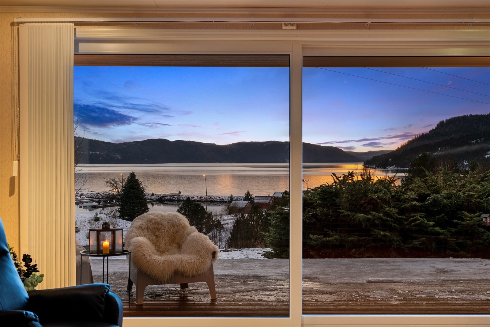 De store stuevinduene inviterer den storslåtte utsikten inn Galleribilde