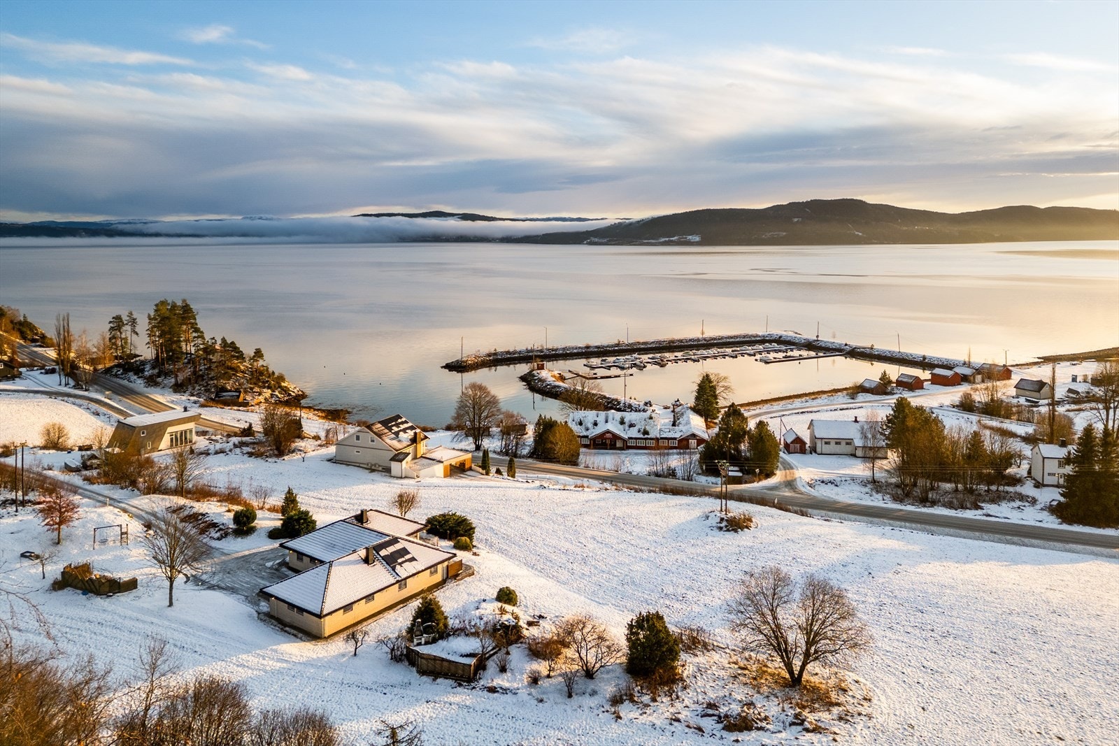 Fra eiendommen vil man ha kort avstand til fine turområder, trivelig småbåthavn og butikk Galleribilde