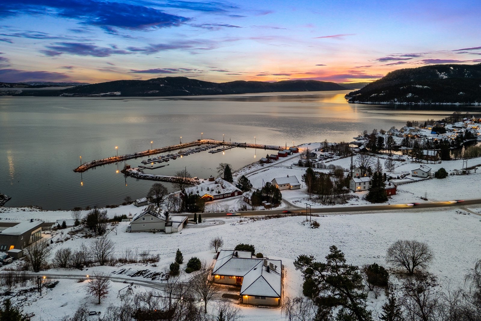 Boligen ligger i en rolig og skjermet blindvei, på en flott utsiktstomt. Galleribilde